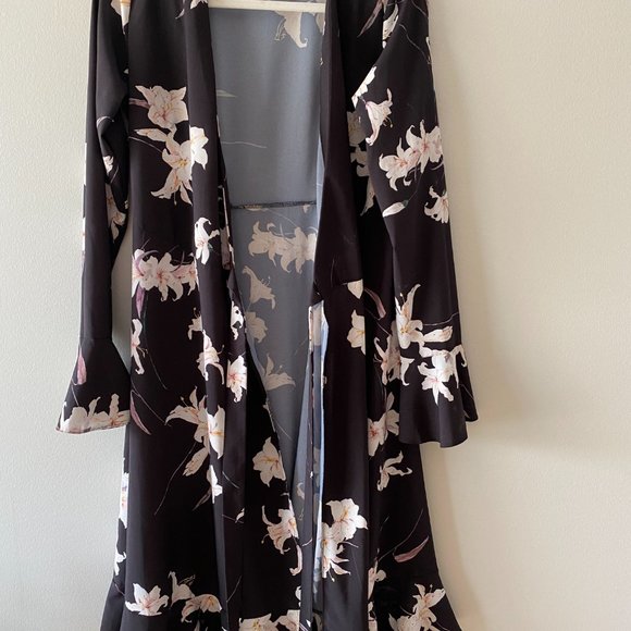 Elegant Black Dress with Romantic Details - Picture 2 of 5